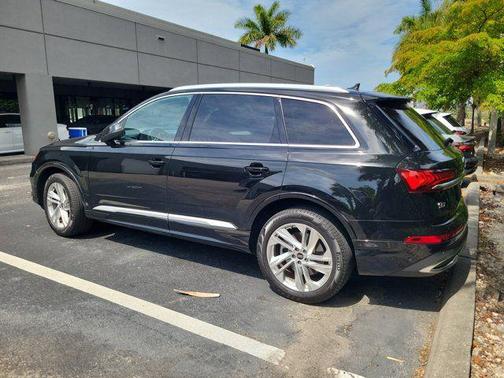Mythos Black Metallic 2023 Audi Q7 45 Premium Plus
