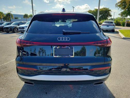 Mythos Black Metallic 2025 Audi Q5 Premium TFSI quattro S tronic