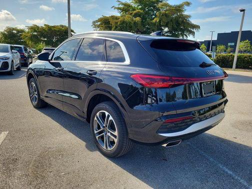 Mythos Black Metallic 2025 Audi Q5 Premium TFSI quattro S tronic