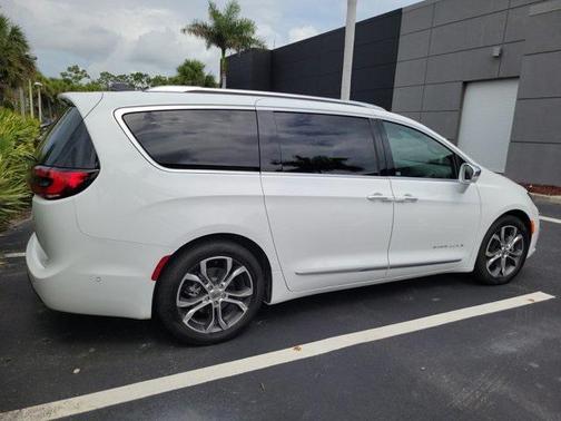 2024 Chrysler Pacifica L
