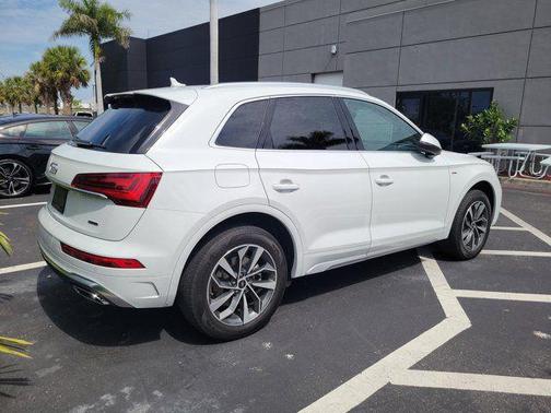 Glacier White Metallic 2023 Audi Q5 45 S line Premium Plus