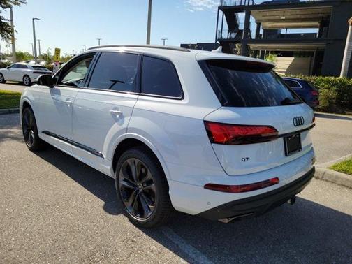 2025 Audi Q7 55 Premium Plus