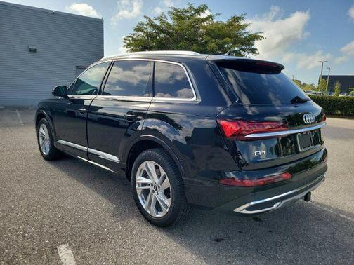Mythos Black Metallic 2024 Audi Q7 45 Premium Plus
