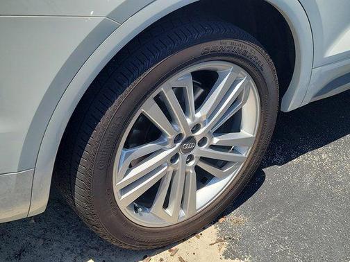 Glacier White Metallic 2019 Audi Q5 2.0T Premium Plus