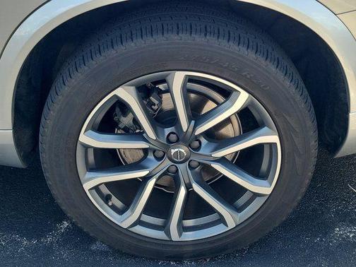 Bright Silver Metallic 2018 Volvo XC90 T5 Momentum