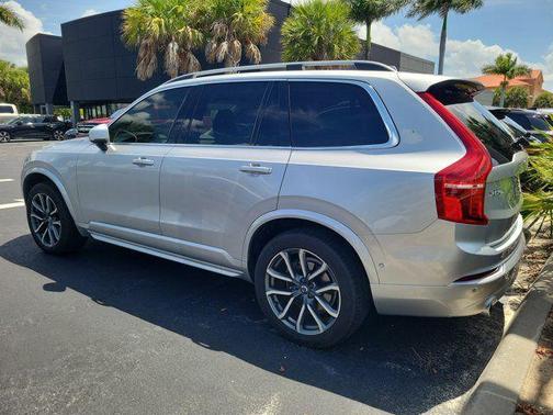 Bright Silver Metallic 2018 Volvo XC90 T5 Momentum