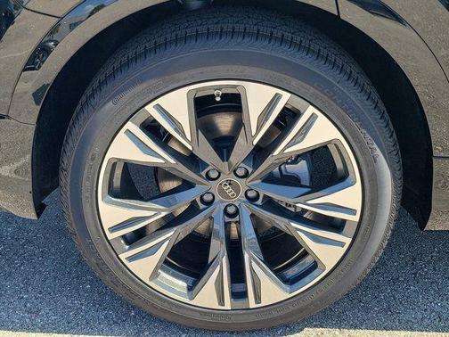 Mythos Black Metallic 2026 Audi Q8 55 Premium Plus