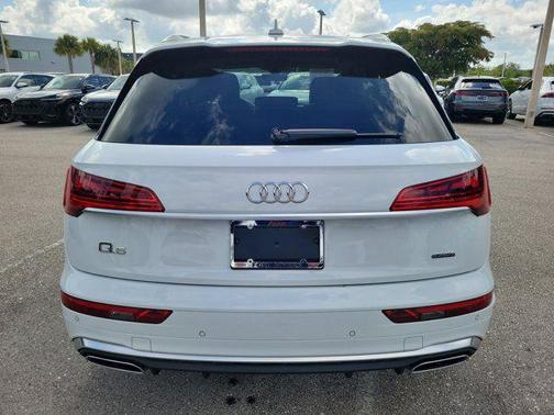Glacier White Metallic 2024 Audi Q5 e 55 S line Prestige