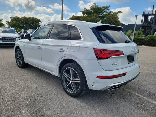 Glacier White Metallic 2024 Audi Q5 e 55 S line Prestige
