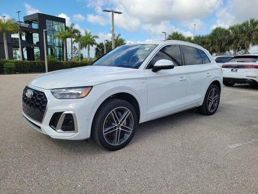 Glacier White Metallic 2024 Audi Q5 e 55 S line Prestige