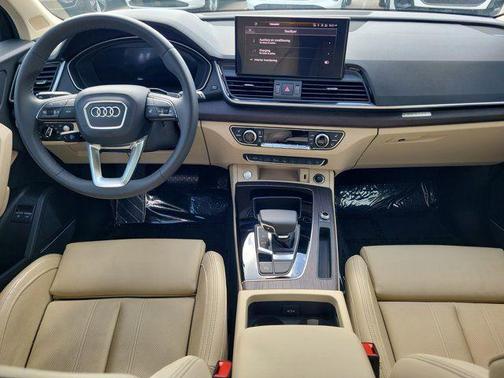 Glacier White Metallic 2024 Audi Q5 e 55 S line Prestige