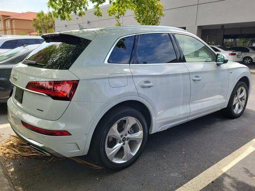 Glacier White Metallic 2023 Audi Q5 45 S line Prestige