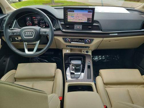Glacier White Metallic 2023 Audi Q5 45 S line Prestige