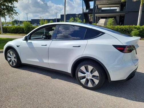2022 Tesla Model Y Long Range Dual Motor All-Wheel Drive