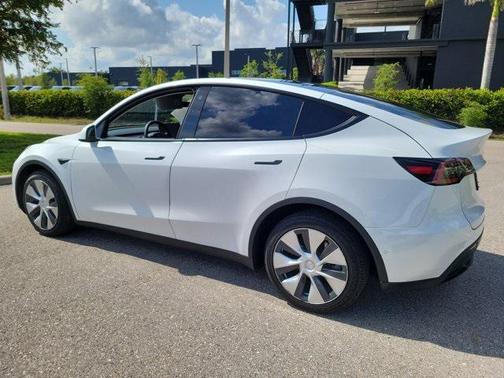 2022 Tesla Model Y Long Range Dual Motor All-Wheel Drive