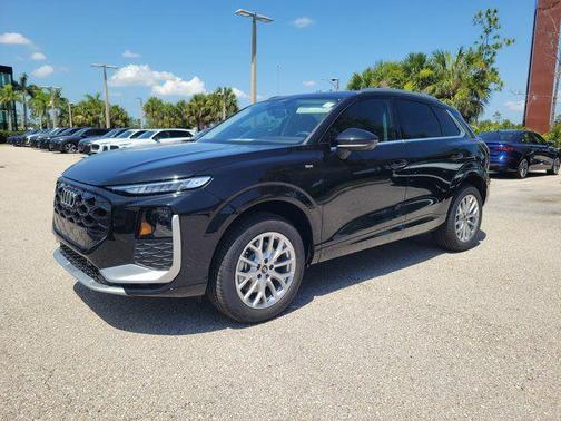 Mythos Black Metallic 2026 Audi Q3 TFSI quattro S tronic
