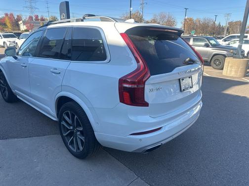 2018 Volvo XC90 T6 Momentum