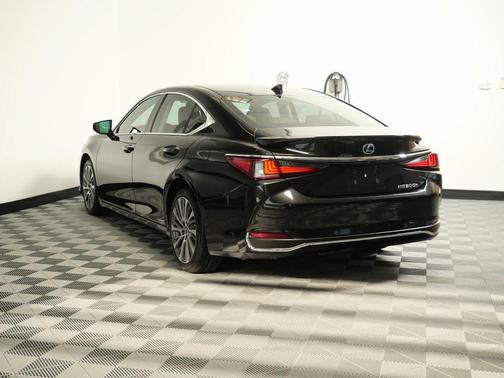 2020 Lexus ES 300h Base