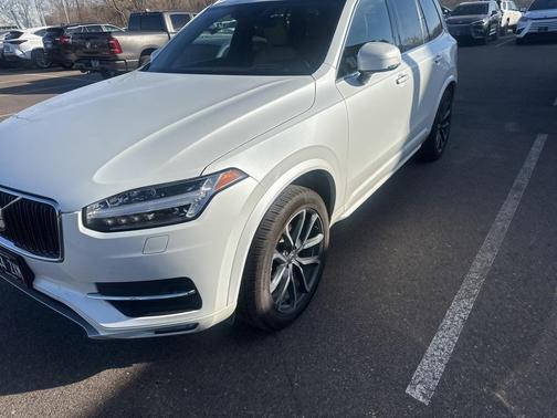 2016 Volvo XC90 T6 Momentum