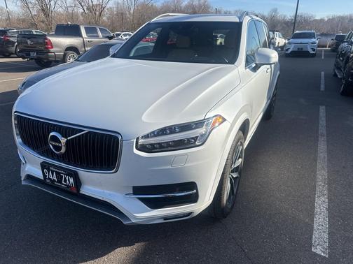 2016 Volvo XC90 T6 Momentum