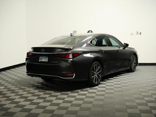 2025 Lexus ES 300h Premium