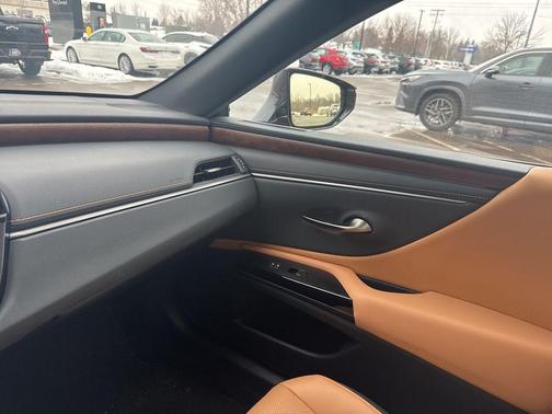 2025 Lexus ES 300h F SPORT Design