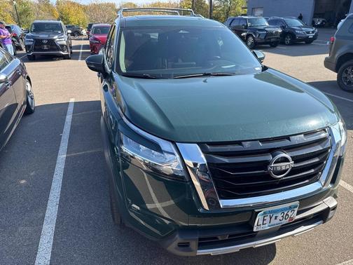 2023 Nissan Pathfinder Platinum