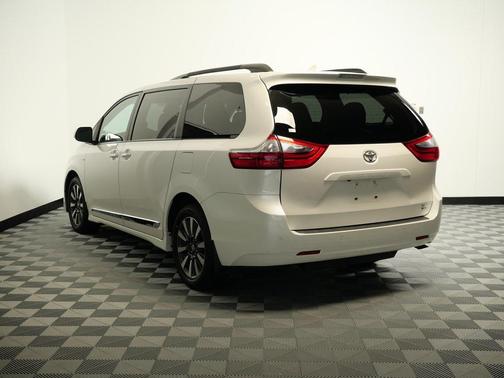 2020 Toyota Sienna XLE