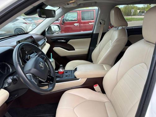 Blizzard Pearl 2021 Toyota Highlander XLE