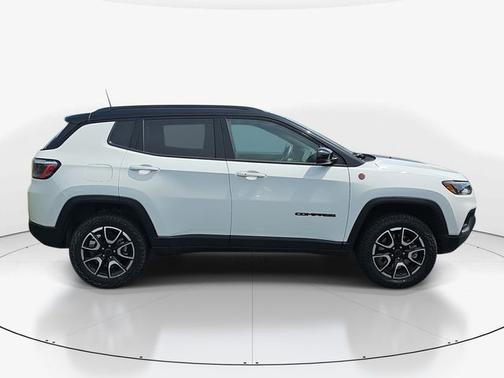 Bright White Clearcoat 2025 Jeep Compass TRAILHAWK
