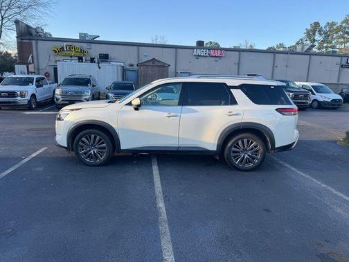 2022 Nissan Pathfinder SL