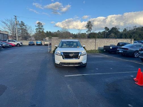 2022 Nissan Pathfinder SL