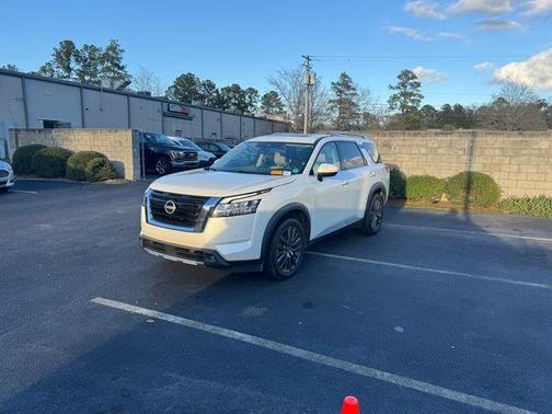 2022 Nissan Pathfinder SL