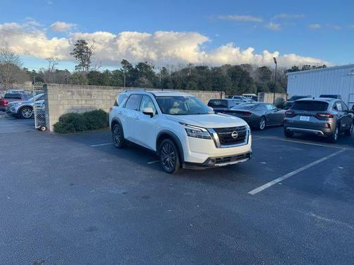 2022 Nissan Pathfinder SL