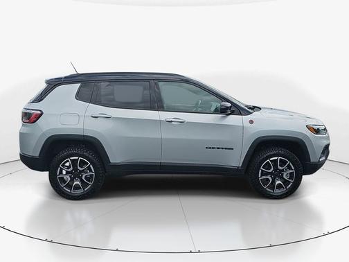 Silver Zynith 2025 Jeep Compass TRAILHAWK