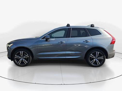 Bright Silver Metallic 2019 Volvo XC60 T6 Momentum