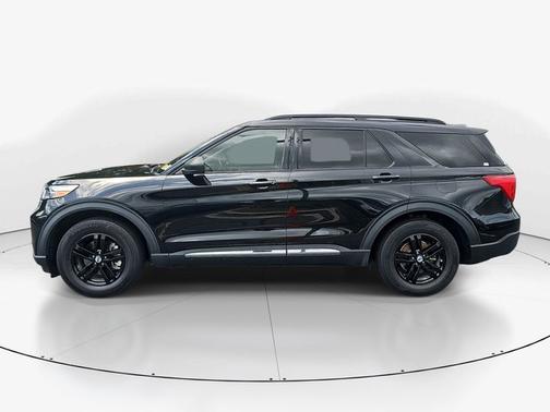 AGATE BLACK METALLIC 2022 Ford Explorer XLT