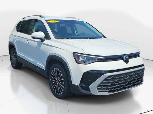 Pure White 2025 Volkswagen Taos 1.5T SE