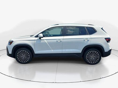 Pure White 2025 Volkswagen Taos 1.5T SE