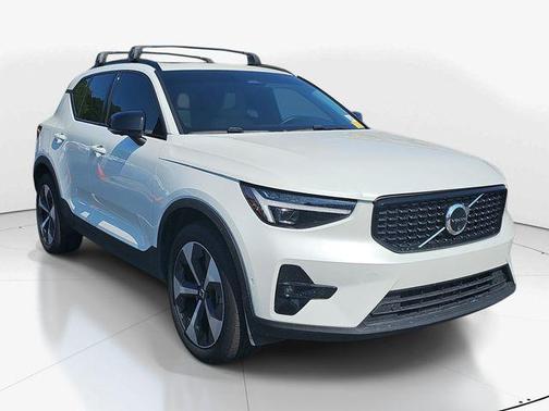 Crystal White Pearl 2025 Volvo XC40 B5 Plus Dark Theme