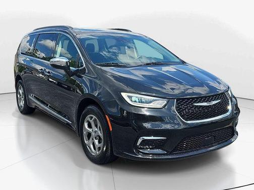 Brilliant Black Crystal Pearlcoat 2023 Chrysler Pacifica Limited