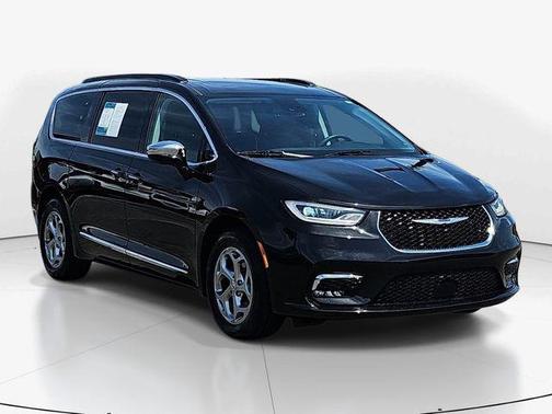 Brilliant Black Crystal Pearlcoat 2023 Chrysler Pacifica Limited