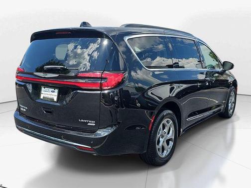 Brilliant Black Crystal Pearlcoat 2023 Chrysler Pacifica Limited