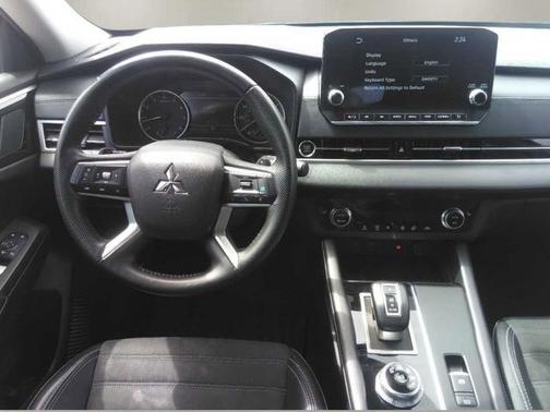 Black 2024 Mitsubishi Outlander SE