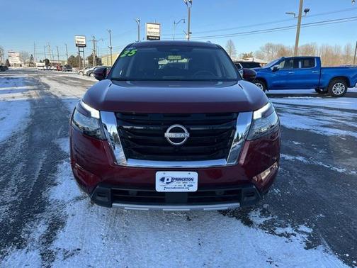 2025 Nissan Pathfinder SL 4WD