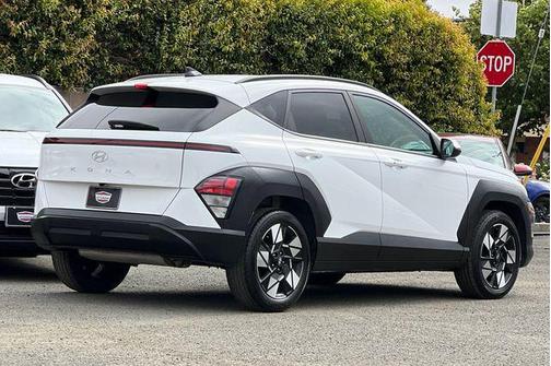 Atlas White 2025 Hyundai KONA SEL