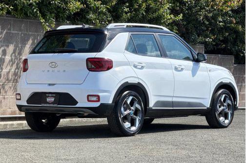 Lunar White w/Black Roof 2026 Hyundai VENUE SEL w/Two-Tone Roof