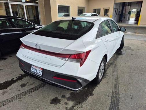 2025 Hyundai ELANTRA SE