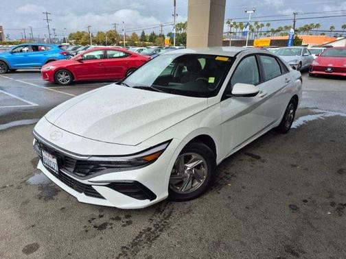 2025 Hyundai ELANTRA SE