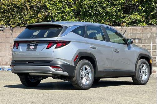 Shimmering Silver 2026 Hyundai TUCSON SE